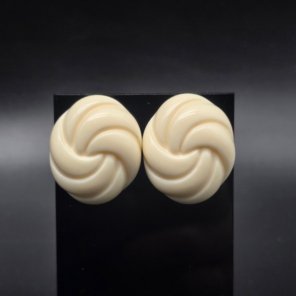 Avon 1988 Carved Accent Earrings Beige Cream Plastic Twist Pierced